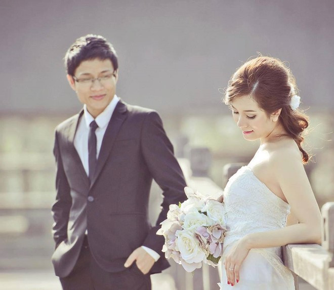 Lê Vũ Hoàng - đại diện của THPT Số 1 Bố Trạch, Quảng Bình - đã chiến thắng trong trận chung kết Đường lên đỉnh Olympia năm thứ 6. Hiện tại, Vũ Hoàng hoàn thành việc học tiến sĩ tại ĐH Swinburne, Australia. Chàng trai Quảng Bình đã lập gia đình vào tháng 2/2013. Cả hai vợ chồng đều sinh sống và làm việc tại Australia. Ảnh: FBNV.