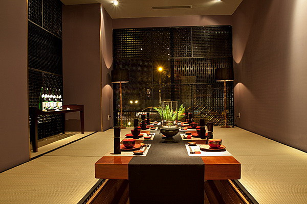 Nhà hàng phong cách Nhật Chiisana Hashi tọa lạc tại tầng trệt và tầng 1 của tòa nhà River Garden, Thảo Điền, Q.2, TP HCM, trong chuỗi ba nhà hàng Banian Tree – món Việt, Chiisana Hashi – món Nhật, Agapestro – món Pháp và quán cà phê mang thương hiệu của Mỹ - That’s café.