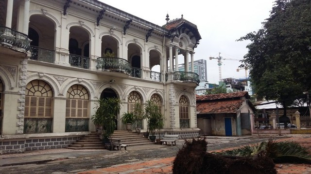 Cũng chính gia tộc họ Trương đã bỏ 35 triệu USD để mua một căn biệt thự cổ tại quận 3, TP HCM. Căn biệt thự được xây dựng trên khu đất 2.819,5 m2, nằm góc giao lộ Võ Văn Tần – Bà Huyện Thanh Quan - Nguyễn Thị Diệu, quận 3. Căn nhà được xây dựng theo kiến trúc Pháp cổ là nhà cấp 2, 3 gồm 2 tầng, với tổng diện tích sàn xây dựng là hơn 2.000 m2.
