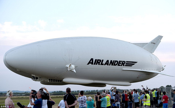Airlander 10 có thể bay liên tục trong vòng 5 ngày nếu chở người hoặc hàng hóa và 10 ngày trong tình trạng không tải.