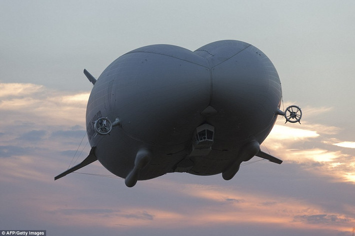 Airlander 10 có cấu tạo là sự kết hợp của khí cầu, máy bay và cả trực thăng.