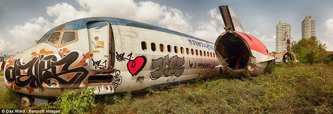 Tại đây, hai chiếc MD-82 từng được hãng hàng không Orient Thai vận hành, nay đã trở nên rỉ sét và bị cây cỏ bao phủ dần.