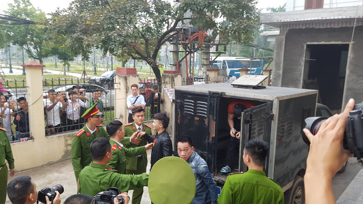 Khá "bảnh" và các đồng phạm đến tòa lúc 8h sáng. Vừa xuống xe chuyên chở phạm nhân, Khá bảnh cười tươi vẫy tay chào bạn bè, người thân. Mẹ của Khá “bảnh” ôm trầm lấy con trai.