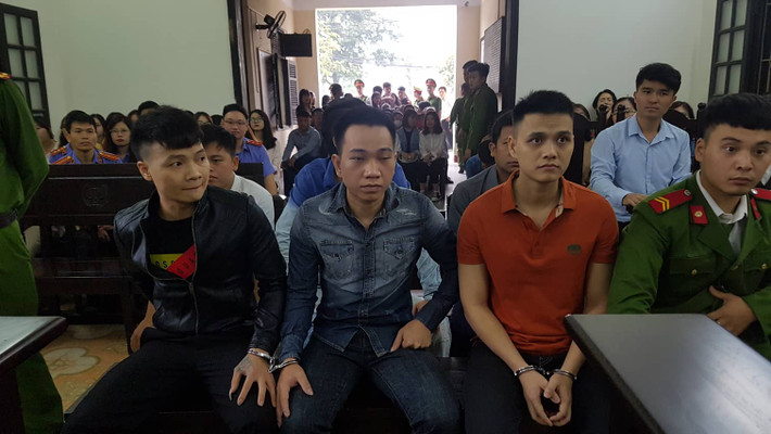 Tại tòa, khai với HĐXX, Ngô Bá Khá nói anh ta học hết lớp 7, nghề chính là làm thợ mộc. Khá Bảnh lấy vợ năm 2013 nhưng sau một năm thì ly hôn, chưa có con. Tháng 4/2017, Khá bị TAND thị xã Từ Sơn tuyên 5 tháng tù về tội Gây rối trật tự công cộng. Bị cáo 26 tuổi cũng từng bị cơ quan chức năng nhiều lần xử phạt hành chính do vi phạm giao thông, gây rối trật tự.