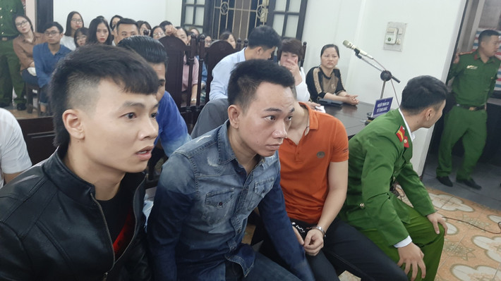 Theo cáo trạng, từ 10/01 đến 01/4, Khá thuê Quang và Hội để giúp anh ta vận hành nhóm tổ chức ghi lô, đề. Hàng ngày, người chơi lô đề và “thư ký đề” liên hệ qua điện thoại di động hoặc tài khoản mạng xã hội của Khá Bảnh để giao dịch số lô, đề với Khá. (Khá "bảnh" vẫn giữ kiểu đầu "hổ báo" như khi chưa bị bắt)