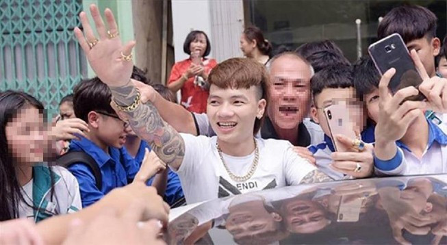 Đáng chú ý, dù là giang hồ mạng, Khá "bảnh" từng là thần tượng của một bộ phận giới trẻ, đây là hiện tượng lệch chuẩn đáng báo động, cần sự giá dục của gia đình và nhà trường để các em nhìn nhận bản chất của những hành động xấu,, tránh bị lây nhiễm.
