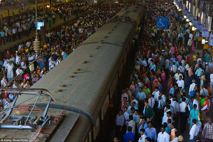 Dòng người đông đúc ở nhà ga Chhatrapati Shivaji, Mumbai, Ấn Độ xếp hàng chờ tàu lúc giờ cao điểm.