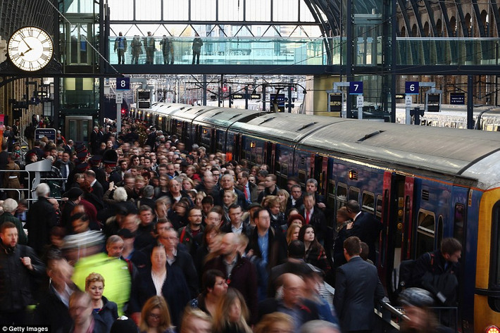 Biển người chật kín ở nhà ga King's Cross, London, Anh giờ cao điểm.