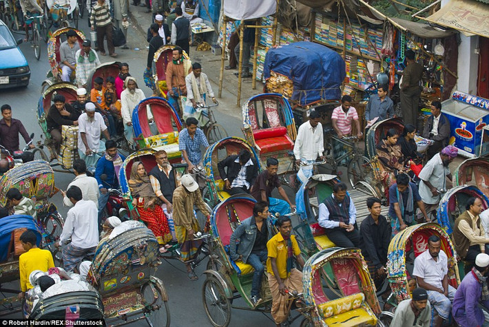 Con đường đông đúc ở Dhaka, Bangladesh với những phương tiện đầy màu sắc cũng xảy ra tắc đường vào giờ cao điểm.