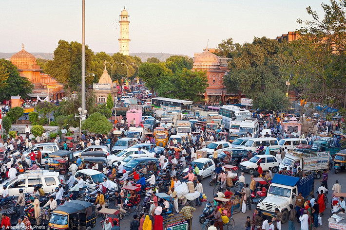 Giao thông đông đúc ở thành phố Jaipur ở Rajasthan, Ấn Độ giờ cao điểm thường xảy ra tắc đường, ùn ứ do số lượng phương tiện tham gia giao thông quá nhiều.