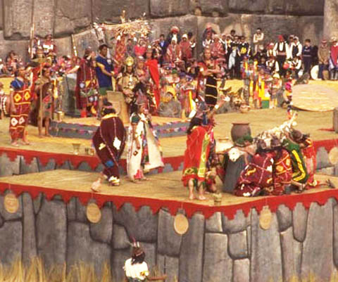 Mỗi tháng, người Inca đều tổ chức lễ hội tôn giáo. Thông thường, nghi lễ hiến tế là một phần không thể thiếu trong buổi lễ. Do vậy, họ thường hiến tế con người (thường là trinh nữ và trẻ em) cho thần linh để xoa dịu cơn tức giận của các vị thần cũng như cảm ơn họ đã bảo hộ cuộc sống của dân chúng.
