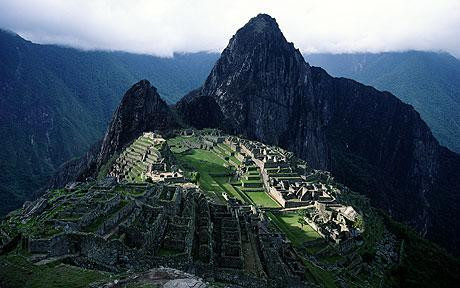 Nhiều đền thờ được người Inca xây dựng ở những nơi linh thiêng gọi là "huacas". Những nơi này được cho là có chức sức mạnh của thần linh. Người Inca thường tiến hành các nghi lễ hiến tế tại "huacas" thiêng liêng.