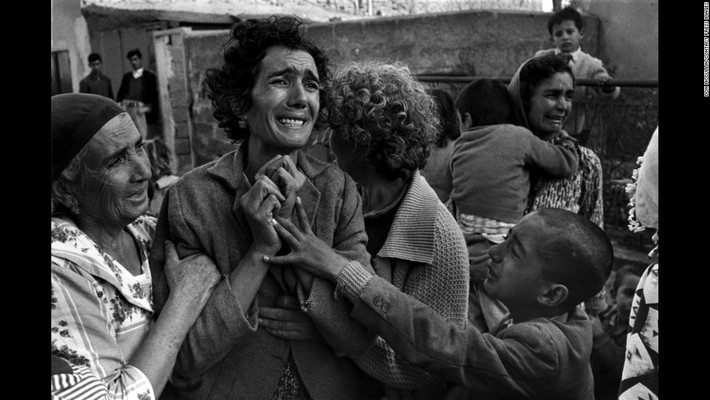Ngoài Việt Nam, nhiếp ảnh gia Don McCullin còn đến nhiều quốc gia khác chụp ảnh các cuộc chiến tranh, xung đột gay gắt. Trong ảnh là một phụ nữ Thổ Nhĩ Kỳ khóc thương thảm thiết khi người chồng bị quân đội Hy Lạp sát hại tại Síp năm 1964.