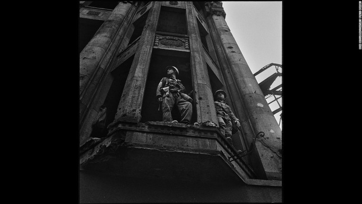 Nhóm lính Mỹ nhìn hướng về phía Đông Berlin khi Bức tường Berlin đang trong quá trình xây dựng năm 1961.