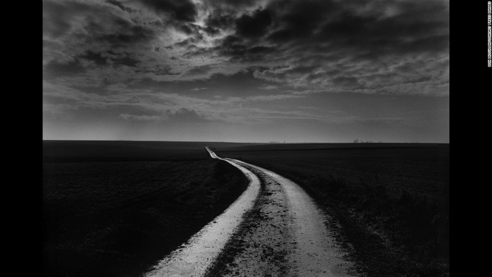 Nhiếp ảnh gia Don McCullin đã quay lại chiến trường Somme khốc liệt thời Chiến tranh thế giới 1. Bức ảnh này chụp tại chiến trường đẫm máu năm xưa toát lên vẻ u ám, đau thương năm 2000.