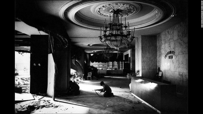 Tay súng cần vũ khí chiến đấu trong một tòa nhà bị hư hại nặng tại Beirut, Lebanon năm 1976.