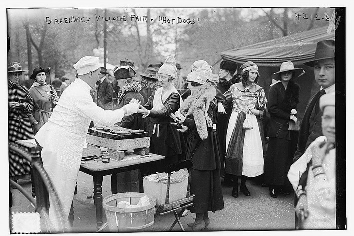 Khung cảnh náo nhiệt tại lễ hội ăn bánh hot dog tổ chức ở làng Greenwich những năm đầu 1900.
