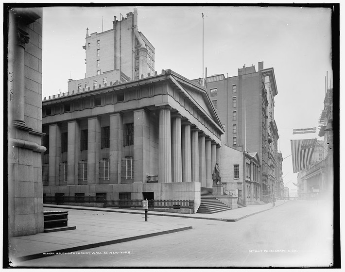 Diện mạo New York những năm đầu 1900 đã có nhiều thay đổi so với hiện nay. Thông qua những bức ảnh được lưu trữ tại Thư viện Quốc hội ở Mỹ, chúng ta có thể hiểu hơn về cuộc sống của người dân giai đoạn này. Trong ảnh là tòa nhà Federal Hall ở New York những năm đầu 1900 bây giờ đã nhường chỗ cho một bảo tàng và đài tưởng niệm.
