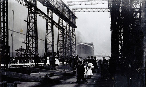 Khoảng 100.000 người đã có mặt tại buổi lễ tàu Titanic rời xưởng đóng tàu ở Belfast và được đưa xuống nước thử nghiệm ngày 31/5/1911.