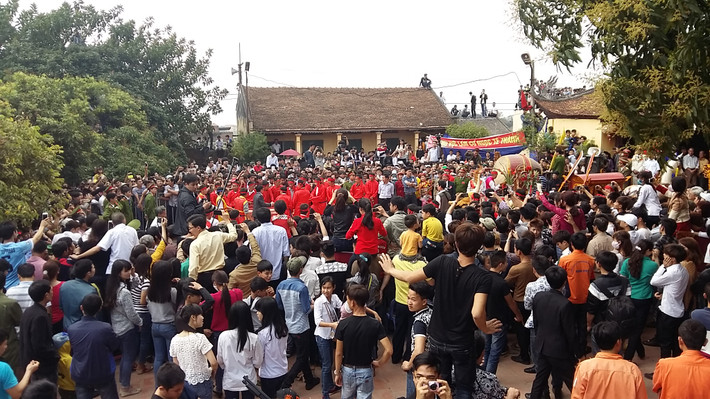 Vào sáng nay (24/2, tức mùng 6/1 âm lịch), người dân làng Ném Thượng đã tổ chức lễ hội truyền thống làng Ném Thượng với nghi thức chính là chém lợn giữa sân đình. Ngay từ sáng sớm, hàng nghìn người dân đã kéo đến Đình Ném Thượng để tham dự lễ hội. Ai cũng háo hức đón xem nghi thức chém lợn để nhúng tiền cầu may.