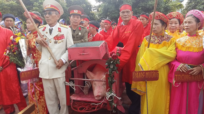 Hai "ông Ỉn" đã được dân làng rước ra sân đình để làm nghi lễ chính.