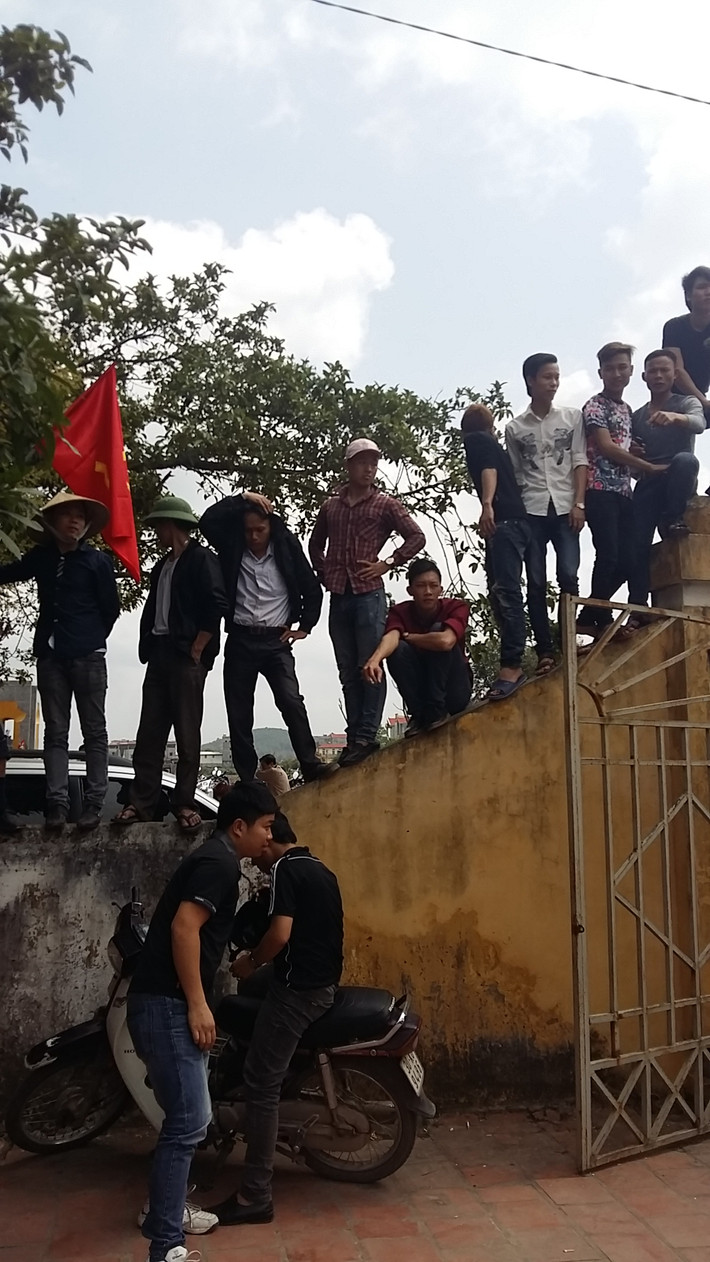 Nhiều người đứng trên tường cao...