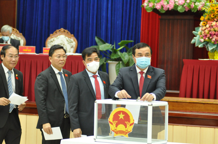 Sáng 15/6, Kỳ họp thứ nhất, HĐND tỉnh Quảng Nam khóa X tiến hành bầu các chức danh của UBND tỉnh nhiệm kỳ 2021-2026. Ông Lê Trí Thanh được bầu giữ chức Chủ tịch UBND tỉnh Quảng Nam nhiệm kỳ 2021-2026 với số phiếu đạt tỷ lệ 100%. Ảnh: Báo Quảng Nam.