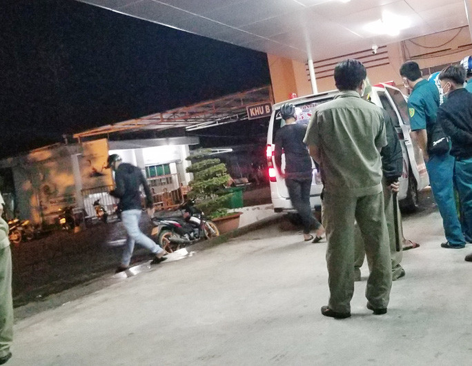 Nghi phạm truy sát tại bệnh viện khiến 1 người chết, 2 bị thương đã ra đầu thú: Công an tỉnh Đồng Tháp đang tạm giữ Trần Tấn Phúc (30 tuổi, TP Sa Đéc, tỉnh Đồng Tháp) để điều tra liên quan đến vụ truy sát tại bệnh viện sau khi đối tượng này ra đầu thú. Trước đó, tối 10/6, Bệnh viện Sa Đéc cấp cứu một bệnh nhân L. bị thương, lúc này, một đối tượng cầm hung khí vào truy sát khiến L. tử vong, hai người đi cùng bị thương tích.