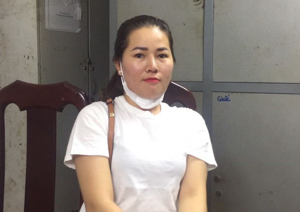 Trốn truy nã 6 năm, bị bắt “nữ quái” vẫn chối tội: Ngày 12/6, Công an TP.HCM bắt giữ đối tượng truy nã Võ Thị Mỹ Duyên - người đã bỏ trốn 6 năm trước về tội "Đánh bạc". Duyên bị tòa án tuyên 1 năm tù về tội đánh bạc và bỏ trốn, sau đó, bị truy nã vào năm 2015. Đáng chú ý, khi bị bắt, Duyên không thừa nhận mình là đối tượng truy nã. Tuy nhiên, trước chứng cứ không thể chối cãi, Duyên đã phải thừa nhận.