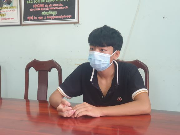 Bị bắt vì nhiều lần quan hệ với bé gái: Ngày 12/6, Cơ quan CSĐT Công an huyên Bến Cầu (Tây Ninh) bắt giữ Trịnh Quốc Vương (SN 2006, ngụ huyện Bến Cầu) để điều tra hành vi hiếp dâm trẻ em. Do có quan hệ tình cảm, 22h ngày 10/6, Vương liên lạc kêu cháu N. (SN 2009) mở cửa cho mình vào phòng ngủ. Khi cả hai quan hệ tình dục, thì bị bố mẹ bé gái phát hiện. Vương còn khai nhận đã nhiều lần quan hệ tình dục với nạn nhân. Ảnh: CAND