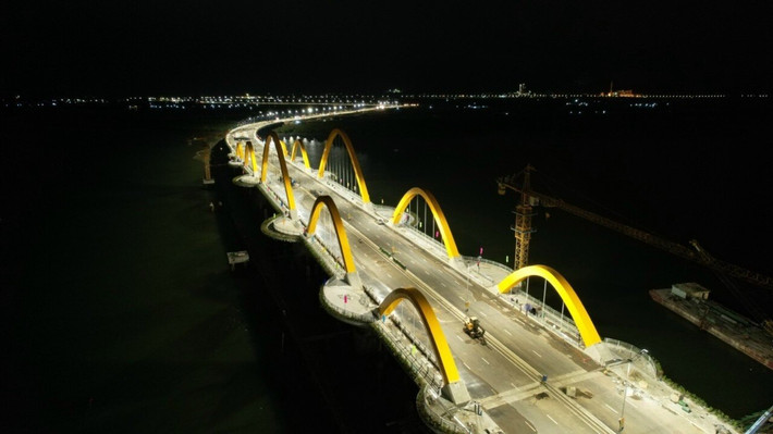 Cầu Tình Yêu được khởi công từ ngày 28/4/2020. Khi triển khai thi công, dự án có tên cầu Cửa Lục 1. Tuy nhiên, gần đến những ngày hoàn thành, công trình được đem ra trưng cầu lấy ý kiến của người dân và đa số tán thành với tên gọi bây giờ là cầu Tình Yêu.