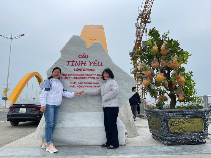 Tấm biển khắc tên cầu Tình Yêu là điểm nhấn ghi dấu trong mọi bức ảnh của người dân khi "check in" tại đây.