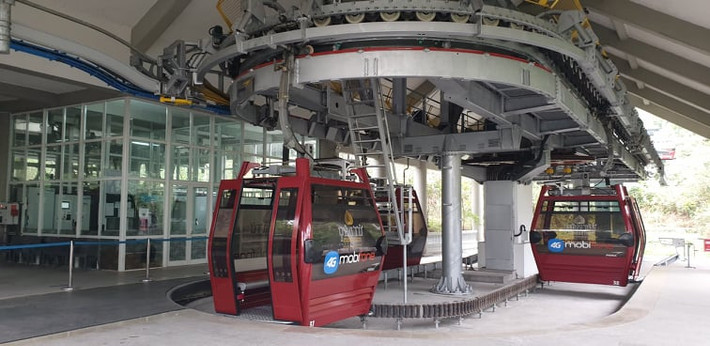 Những ngày giáp Tết Âm lịch Nhâm Dần 2022, tại khu di tích Yên Tử vắng lặng, hiu quạnh. Du khách đến đây chỉ đếm trên từng ngón tay khiến cho các hoạt động tâm linh và du lịch, ngắm cảnh dường như "đóng băng".