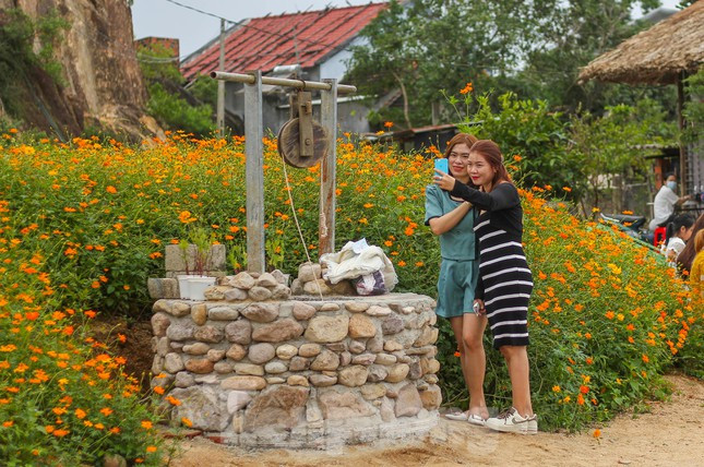 Để đảm bảo an toàn trong mùa dịch, chủ nhà vườn bố trí nước sát khuẩn và kê bàn ghế ở khoảng cách cố định.