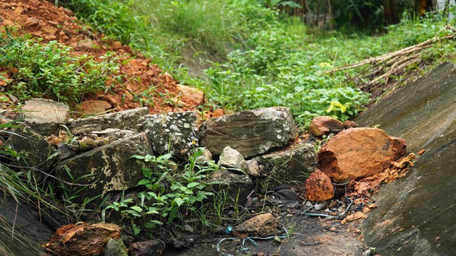 Người dân còn tự ý đổ đất đá xuống hệ thống thoát nước dọc cao tốc để tạo lối đi tự phát băng cắt qua hệ thống hàng rào bị phá dỡ.