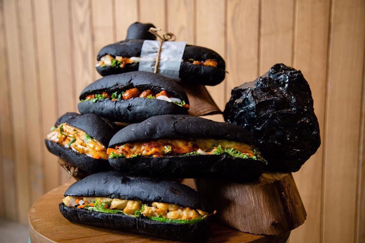 Món bánh mì đen xì như cục than từ vỏ cho tới ruột bên trong ở Quảng Ninh khiến các bạn trẻ không khỏi tò mò, muốn thử một lần xem mùi vị ra sao.