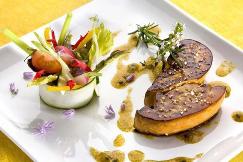 Để thu được bộ gan đạt chuẩn, những con ngỗng đực sẽ được vỗ béo hàng ngày. Quy trình vỗ béo, nuôi ngỗng tốn kém, mất nhiều thời gian, là một trong những lý do khiến món ăn này có giá đắt đỏ.