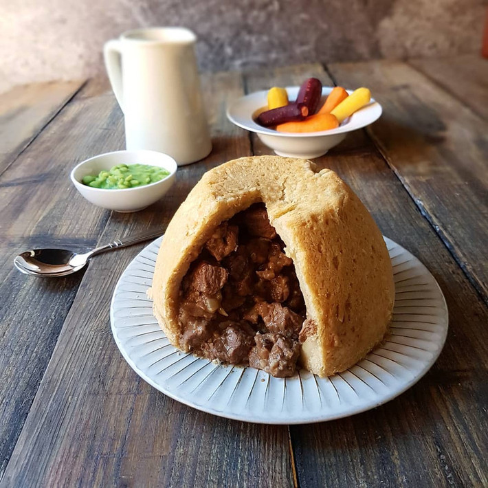 Món bánh pudding kiểu Anh có nhân làm từ thận cừu độc đáo. Phần nhân bánh bao gồm thịt bò hầm nhuyễn, trộn cùng thận cừu băm nhỏ. Bánh pudding thận cừu có sự hòa quyện giữa lớp vỏ mềm, ngọt dịu của bánh và phần nhân đậm đà, béo ngậy. Ảnh: Internet. Mời độc giả theo dõi video "Chế biến món ngon từ nấm đông cô". Nguồn: VTC.