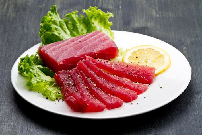Hải sản cũng thuộc nhóm thức ăn gây dị ứng nhiều nhất trong lý do dị ứng thực phẩm. Rất nhiều loại hải sản có thể gây dị ứng cho người có cơ địa không hợp với chúng từ các loại tôm, cua, ghẹ... cho đến những loại cá biển như cá nhám, cá hồi, cá ngừ...