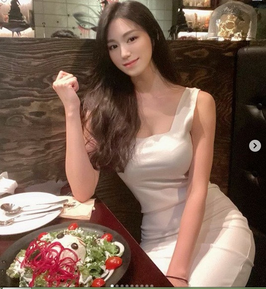 Bộ váy trắng chất liệu co giãn phô trọn vóc dáng gợi cảm của Bora.