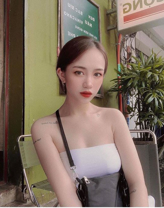 Cách ăn mặc gợi cảm của Joyce Phạm nhằm khoe vòng một đầy đặn thực sự khiến nhiều người "nhức mắt".