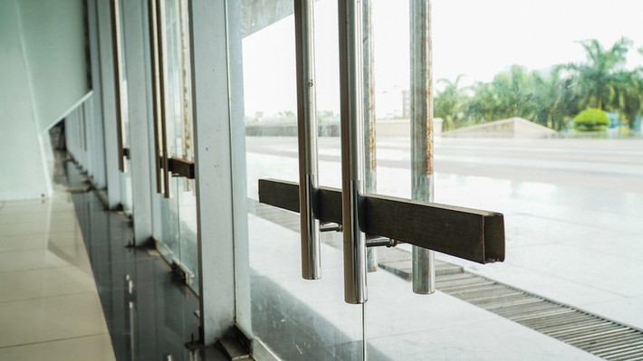 Khu vực tiền sảnh, hành lang của cung Thể thao Tiên Sơn đủ rộng và thoáng để lắp đặt các giường bệnh, buồng bệnh khi có yêu cầu. Ảnh: PLO.