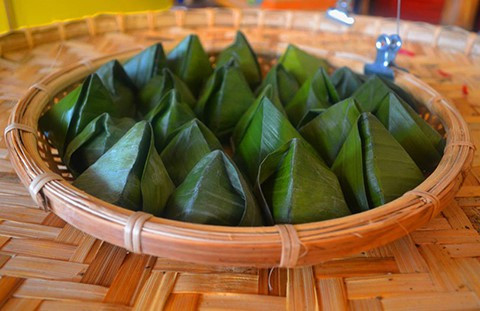 Bánh ít lá gai: Tuy là món ăn vô cùng mộc mạc nhưng không biết từ bao giờ bánh ít lá gai đã trở thành đặc trưng của mảnh đất nơi đây. Du khách gần xa đến chơi Cù Lao Chàm không thể bỏ qua món ăn hấp dẫn này.