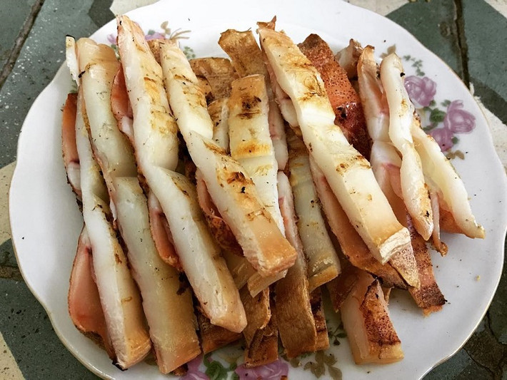 Mực một nắng dù chế biến không khó nhưng đòi hỏi phải tỉ mỉ, nướng kỹ trên lửa nhỏ, không để lửa quá già. Khi mực chuyển sang màu vàng, mùi thơm bốc lên là lúc mực vừa chín tới. Miếng mực ngọt mềm, thơm phức hòa quyện với vị cay nồng của tương ớt rất thú vị.