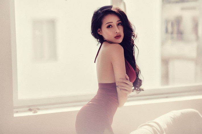 Những váy hở lưng sexy được cô nàng sinh năm 1998 tận dụng tối đa.