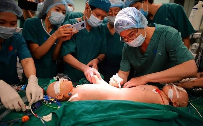 Dự kiến ca phẫu thuật kéo dài 12 tiếng đồng hồ và kết thúc trong chiều nay.