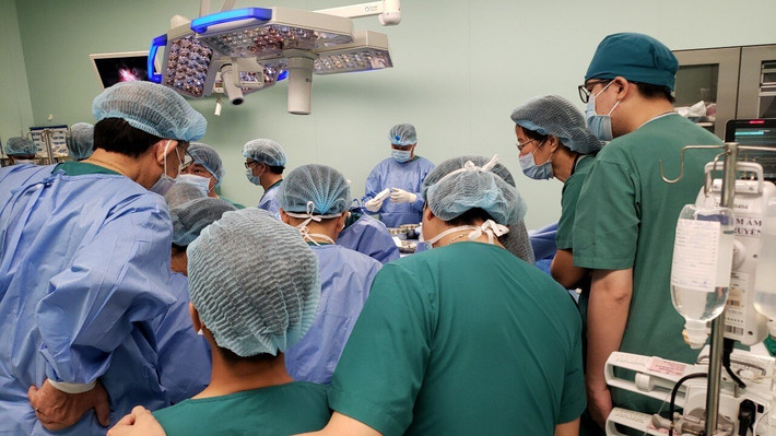 “Trải qua biết bao lần hội chẩn chúng tôi không nhớ nổi để hôm nay đi đến quyết định táo bạo này. Tâm nguyện của chúng tôi là trả lại cho 2 bé một cuộc đời lành lặn như bao trẻ khác”, BS Định chia sẻ.