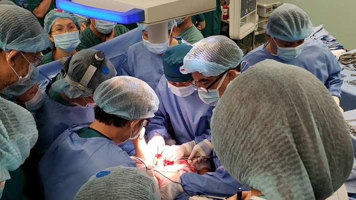Lúc 14h10 ngày 15/7, Bệnh viện Nhi Đồng Thành phố đã tách rời hoàn toàn cặp song sinh dính liền vùng bụng chậu. Sau đó, ê-kíp mổ cũng được chia ra hai phòng để tiếp tục tiến hành khép lại cơ quan nội tạng và tạo hình cho hai bé gái.