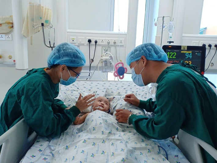 Bác sĩ Nguyễn Minh Tiến, Phó Giám đốc Bệnh viện Nhi đồng Thành phố, ngày 28/7, cho biết ngày thứ 12 hậu phẫu, sức khỏe của Trúc Nhi và Diệu Nhi hồi phục tốt. Hai con chỉ cần hỗ trợ hô hấp thông thường, ăn sữa tốt, lanh lợi, thoải mái cười đùa.