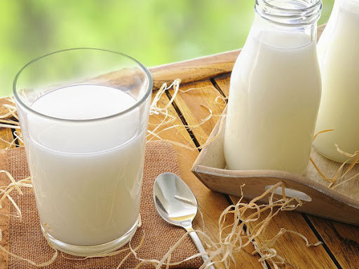 Sữa tươi: Mỗi ngày uống 1 – 2 ly sữa tươi nâng cao cường năng lượng và chất dinh dưỡng cho cơ thể sĩ tử. Con bạn có thể uống sữa vào những lúc nghỉ ngơi trong lúc học bài, ôn tập căng thẳng hay khi cảm thấy đói.